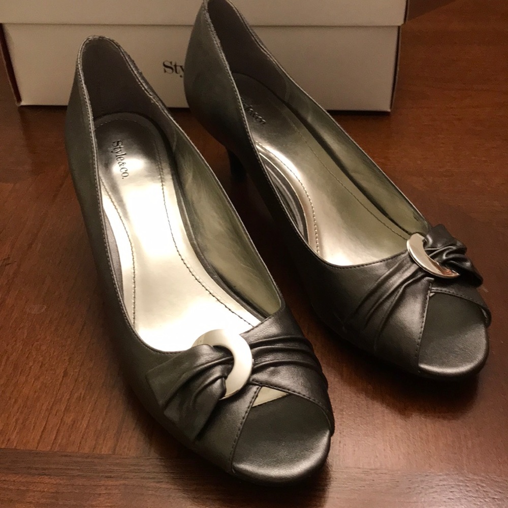 Style & Co Gunmetal Gray Kitten Heel Size 9M New